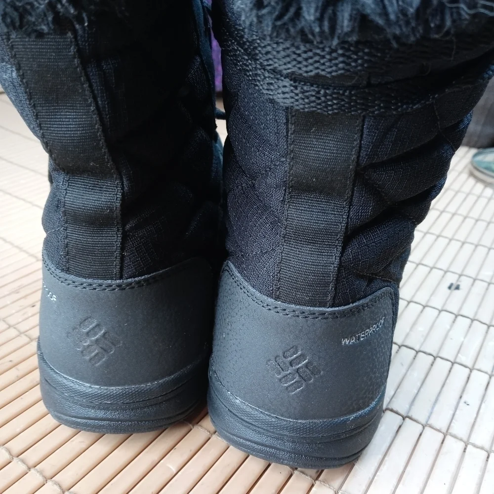 Columbia women's black suede faux fur waterproof lace up winter boots. Sz 6M. 16